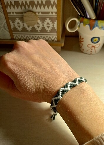 Haki-Beyaz Örgü Bileklik - Görsel 4