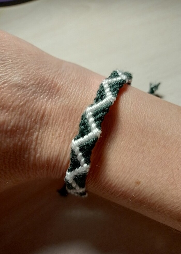 Haki-Beyaz Örgü Bileklik - Görsel 3