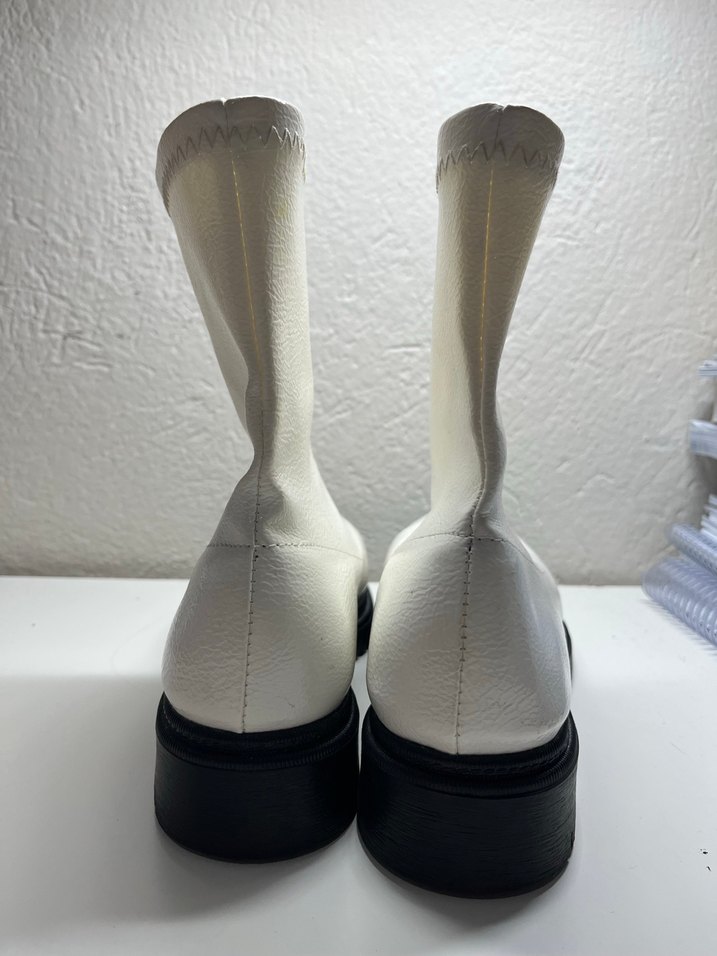 Beyaz Deri Fermuarlı Kadın Bot - Görsel 4