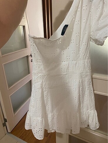 l Beden Bershka fistolu tek kol beyaz elbise