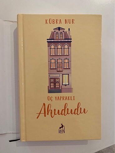  Beden Kübra nur iki ciltli kitap , üç yapraklı ahududu ve bir İstanbul