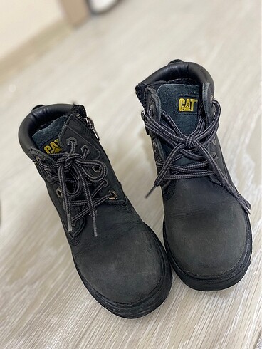 Erkek çocuk bot CAT 32
