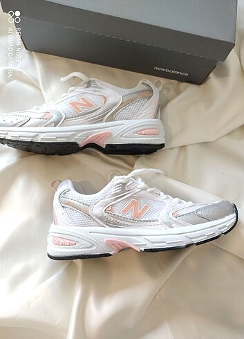 40 Beden NEWBALANCE 530 beyaz&pudra gri ürün kodu (UED F310)