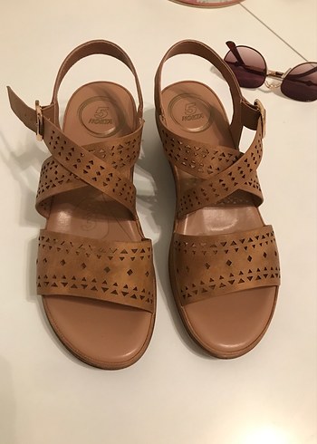 Bej Süet Dolgu Topuklu Kadın Sandalet