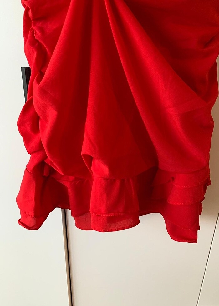 Kırmızı elbise - Görsel 5