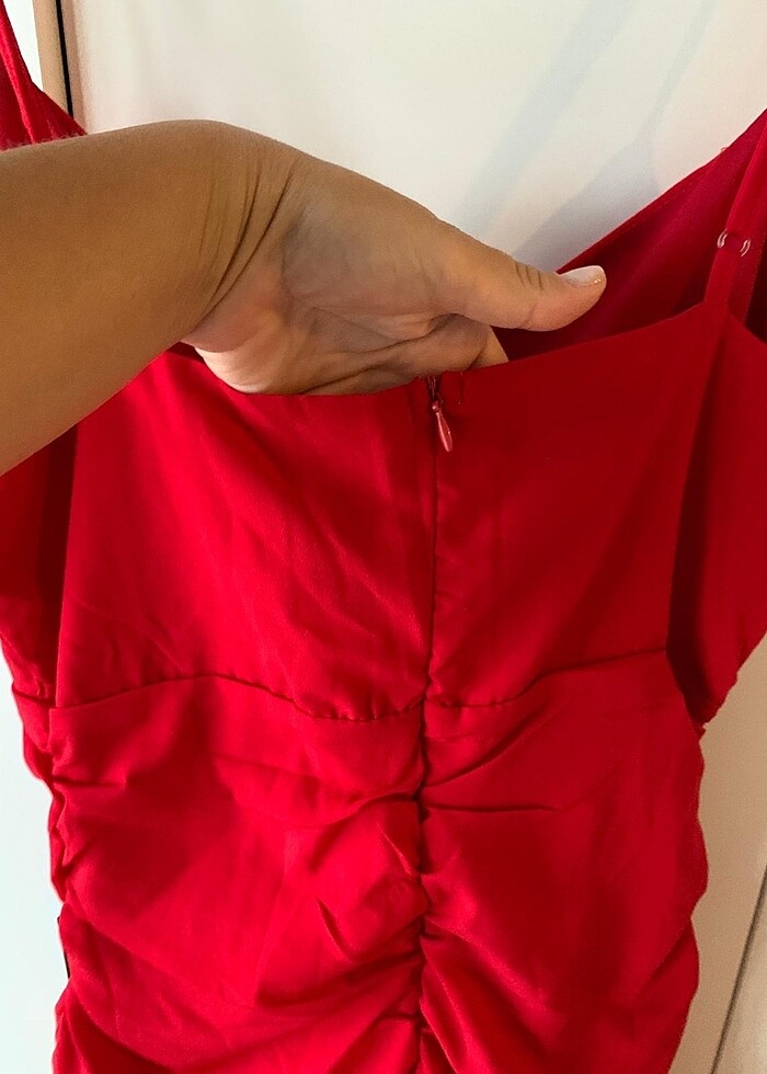 Kırmızı elbise - Görsel 3