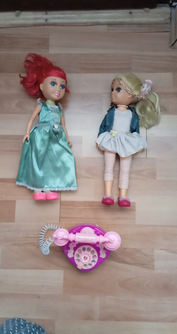 Pastel renkli oyuncak bebekler ve pembe oyuncak telefon - Görsel 2