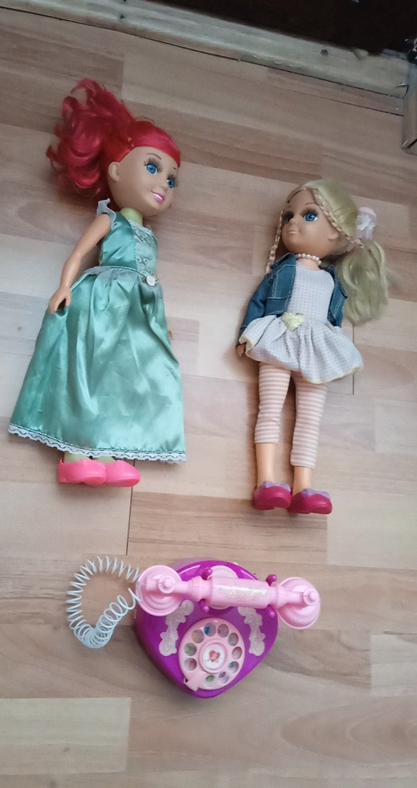 Pastel renkli oyuncak bebekler ve pembe oyuncak telefon - Görsel 3