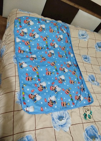 Çocuklar için renkli baskılı mavi battaniye - Görsel 3