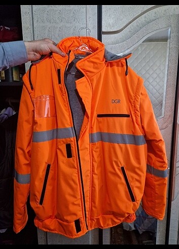 Neon turuncu yagmur gecirmez mont