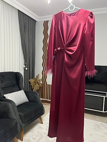 Kolları tüylü saten elbise