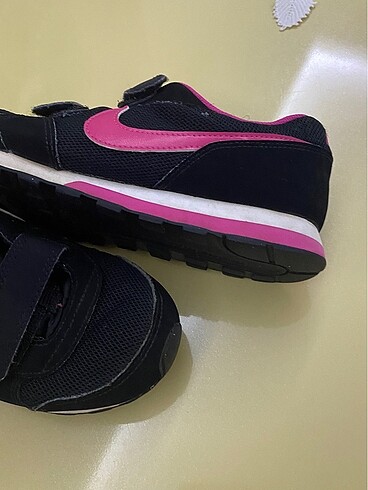 32 Beden siyah Renk Temiz kullanıldı sıfırdan farksız nike marka kız çocuk spor ayak