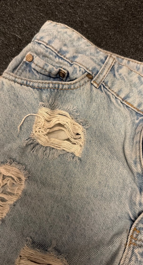 Gri Yıkamalı Düğmeli Kadın Kot Şort - Görsel 3