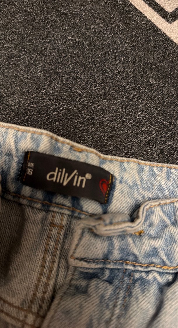 Gri Yıkamalı Düğmeli Kadın Kot Şort - Görsel 2