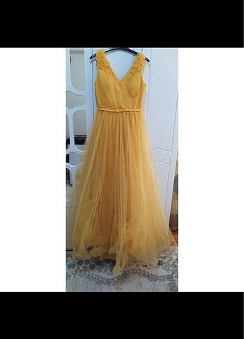 m Beden sarı Renk Abiye tül elbise çok güzel bir elbise sadece belirtilen hatası 
