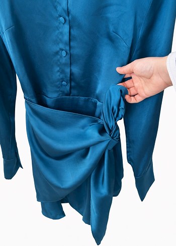 Mavi Saten Parlak Düğmeli Belden Bağlamalı Elbise - Görsel 3