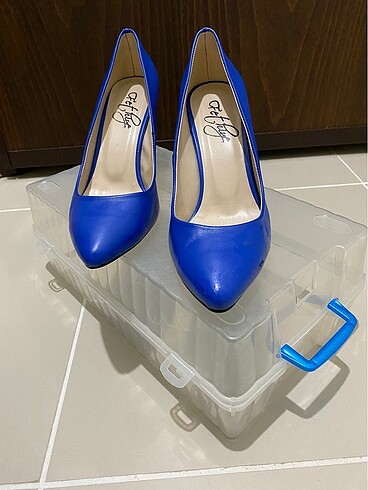 Stiletto marka temsilidir