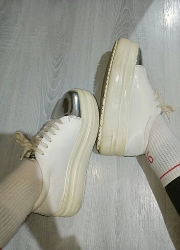 BEYAZ SNEAKER AYAKKABI GÜMÜŞ DETAYLI YÜKSEK TABAN