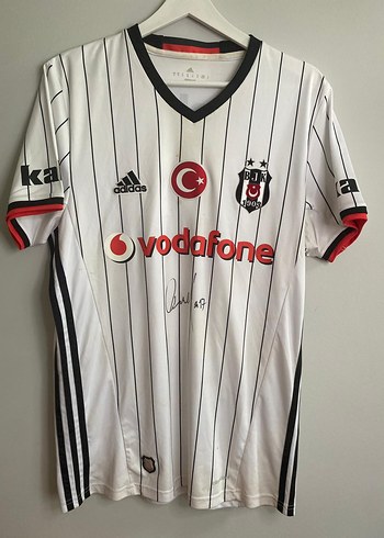 Beşiktaş Q7 imzalı forma..