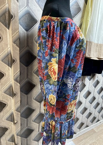 Çiçek Desenli Uzun Kayık Yaka Elbise - Görsel 4