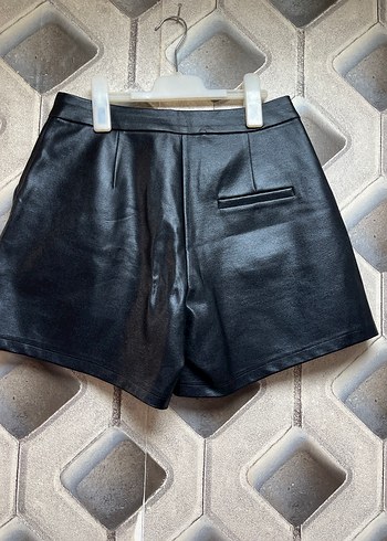 Düğmeli Siyah Mini Şort - Görsel 3