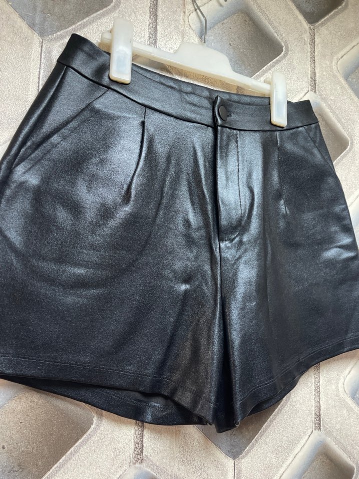 Düğmeli Siyah Mini Şort - Görsel 2