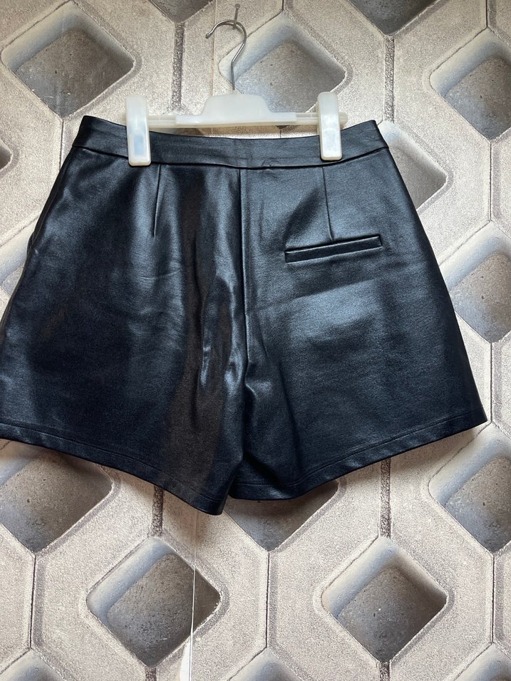 Düğmeli Siyah Mini Şort - Görsel 3