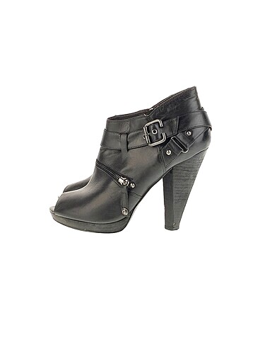 Guess Bot %70 İndirimli.