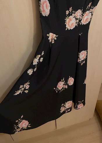 Çiçek Desenli Siyah Midi Elbise - Görsel 4