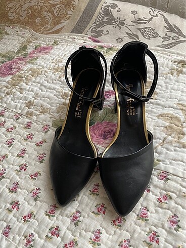 38 Beden siyah Renk Topuklu bilekten bağlamalı ayakkabı çok şık bir ayakkabı çok ta 