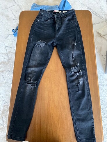 26 Beden Siyah yırtıklı dar paça pantolon
