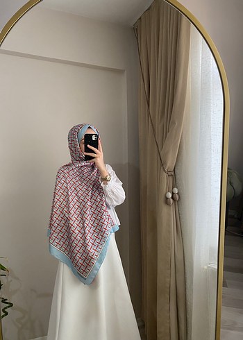 Çok Renkli Kadın Drapeli Sokak Stili Şal - Görsel 2