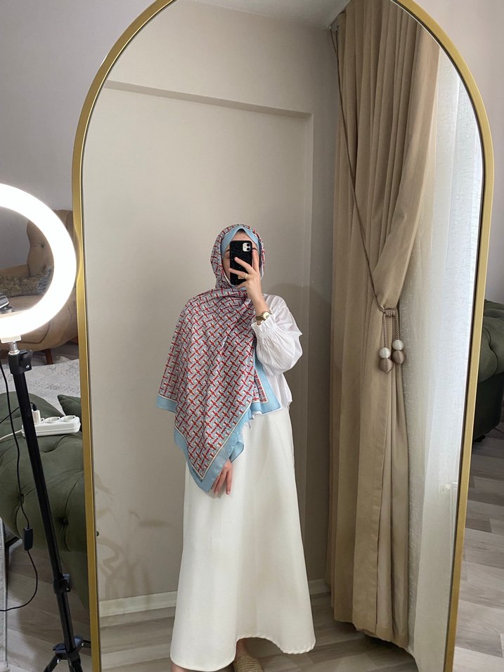 Çok Renkli Kadın Drapeli Sokak Stili Şal - Görsel 3