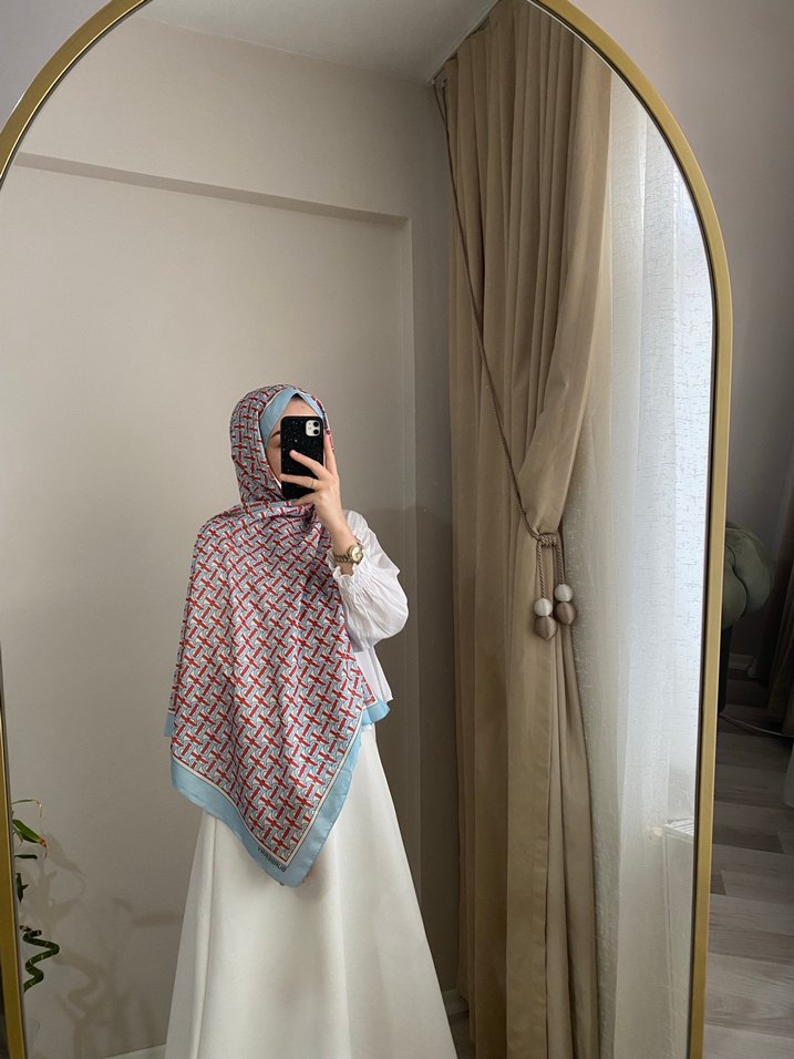 Çok Renkli Kadın Drapeli Sokak Stili Şal - Görsel 2