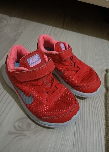 26 Beden kırmızı Renk Nike çocuk ayakkabi