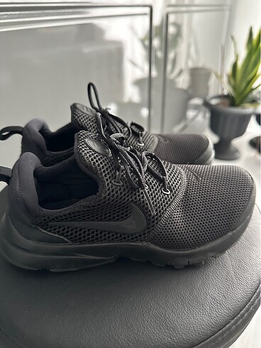 35 Beden siyah Renk Nike sıfır ayarında