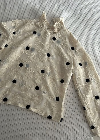 Dantel Detaylı Puantiyeli Uzun Kollu Bluz