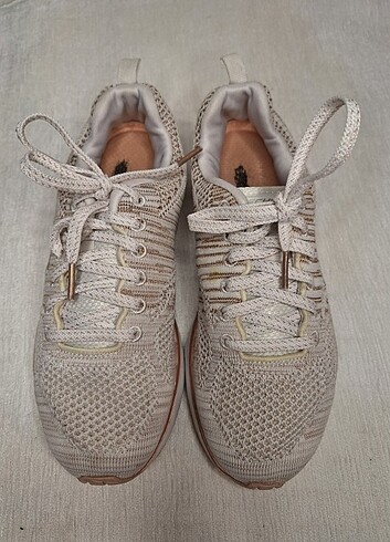 Skechers Hafif tonlu acik renkli 