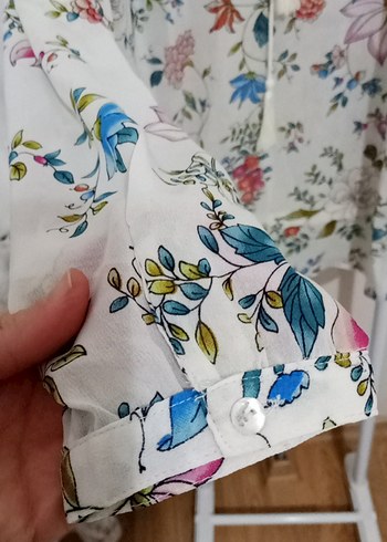 Çiçek Desenli V Yakalı Püsküllü Bluz - Görsel 4