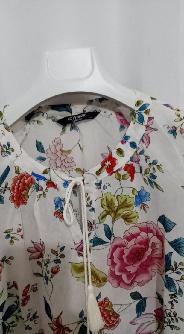 Çiçek Desenli V Yakalı Püsküllü Bluz - Görsel 5