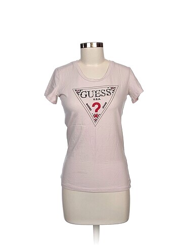 Guess T-shirt %70 İndirimli.