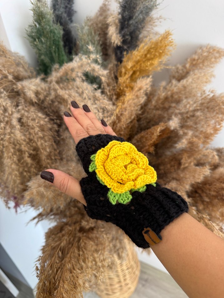Sarı Çiçek Detaylı Rose Örgü Eldiven - Görsel 2