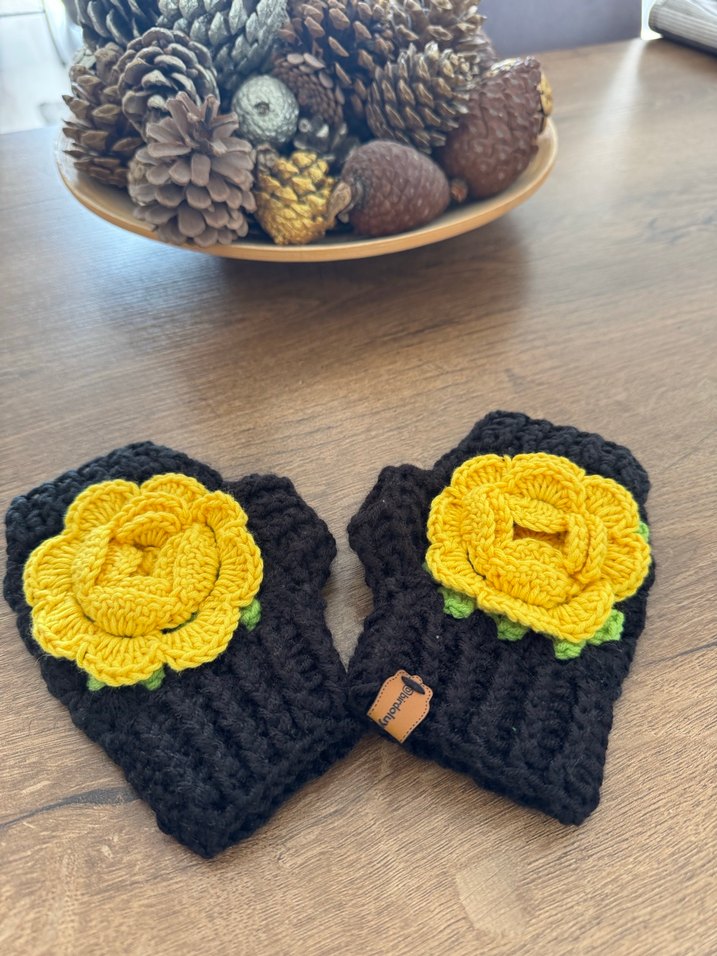 Sarı Çiçek Detaylı Rose Örgü Eldiven - Görsel 3