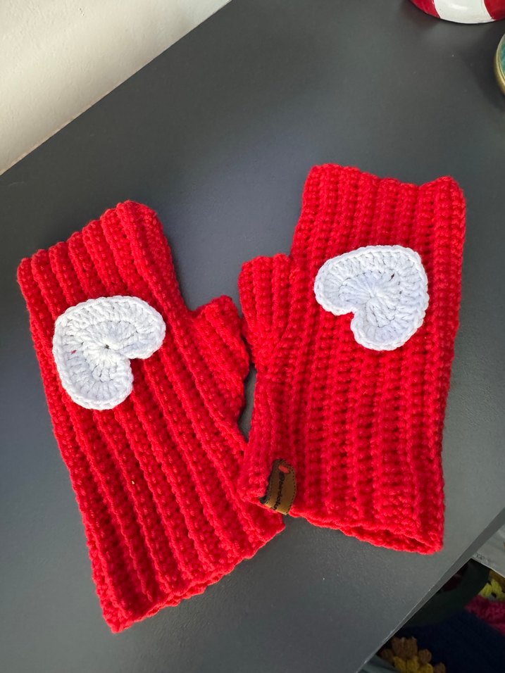 Kırmızı Örgü Kadın Eldivenleri Kalp Detaylı - Görsel 2