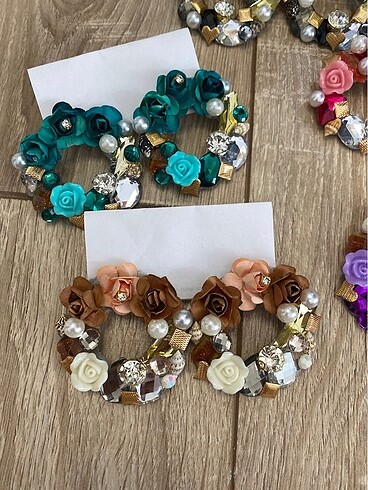 Beden Taşlı ve çiçek detaylı küpe