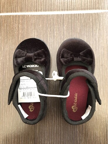 LC Waikiki LCW marka kız çocuk kadife ev ayakkabısı