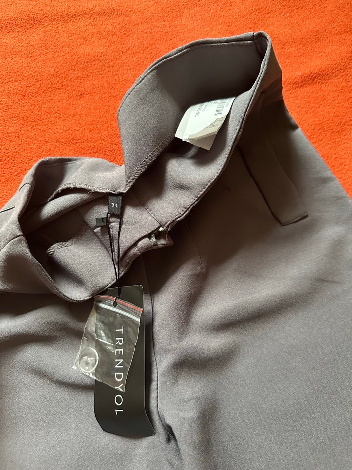 Trendyol Gri Kadın Düğmeli Kumaş Pantolon - Görsel 2