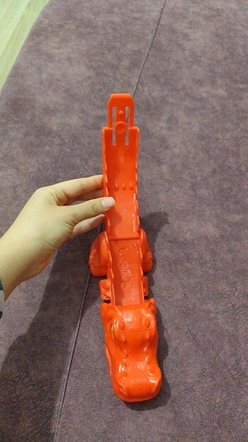 Hotwheels araba yutan ejderha