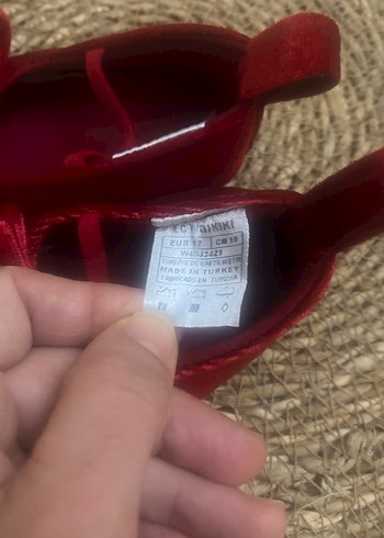 17 Beden Kız Çocuk Parlak Kırmızı Fırfırlı Babet