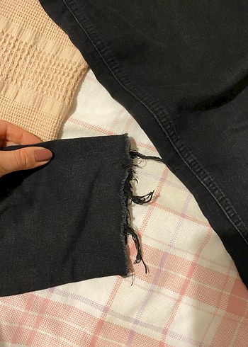 Siyah Bağcıklı Dar Kesim Midi Kot Pantolon - Görsel 4